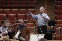 Deutscher Dirigent Marek Janowski leitet das Rundfunk-Sinfonieorchester Berlin in Begleitung der deutschen Violinistin Sophia Jaffé in der Philharmonie Köln (© Thomas Brill)